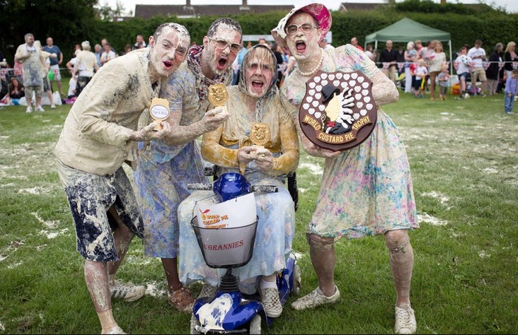 Lễ hội ném bánh kem thú vị ở Anh