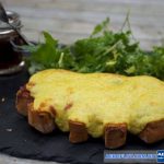 Bánh Rarebit Welsh được phủ bơ mặn