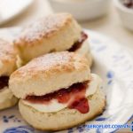 Bánh scones được ăn kèm cùng với bơ và đường