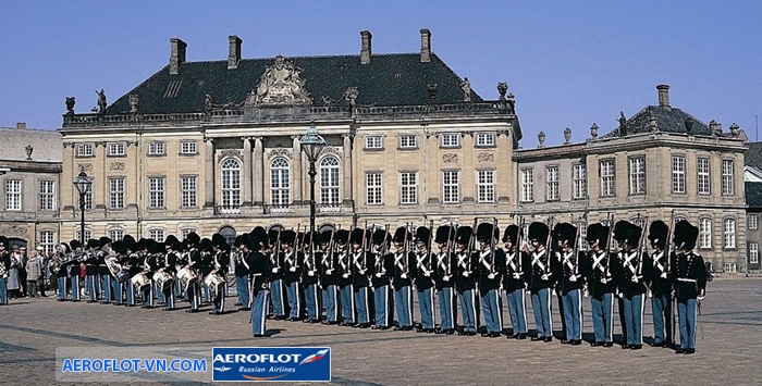 Những người lính của Royal Guard với đồng phục da gấu và màu xanh là một biểu tượng của thành phố.