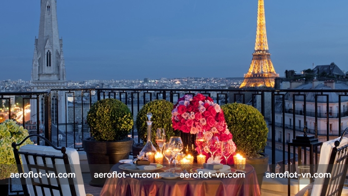 View tuyệt đẹp của Four Seasons Hotel George V Paris
