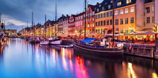 Đi thuyền trên các con kênh ở thủ đô Copenhagen